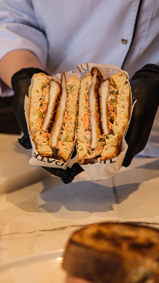 Sanduíche de frango empanado com salada de repolho