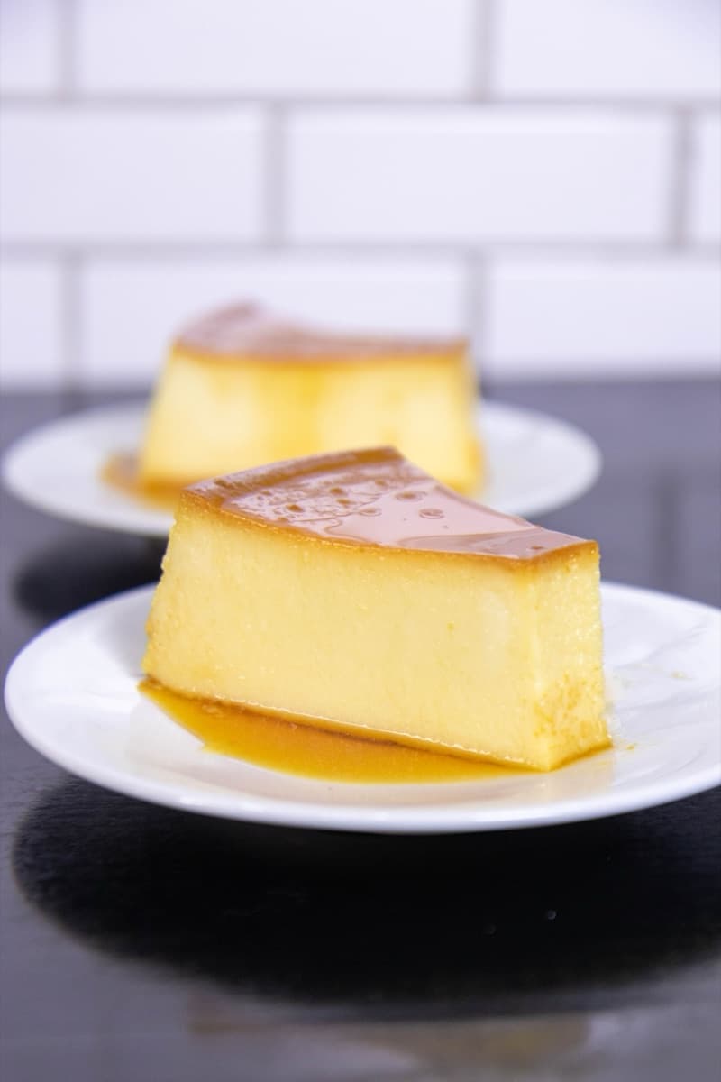 Fatia de pudim de leite com calda de caramelo