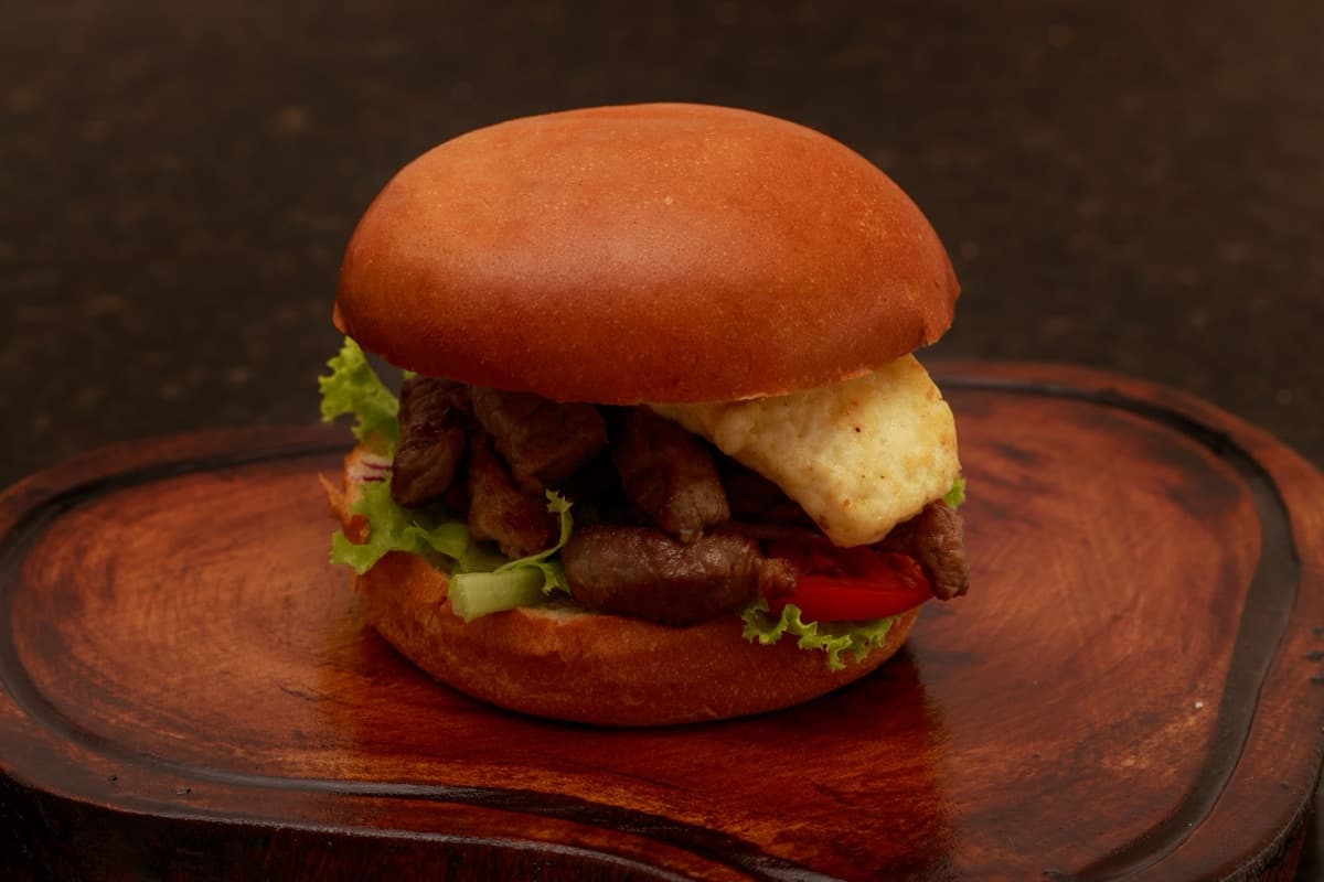 Hambúrguer Brasa Classic com queijo prato, alface e tomate