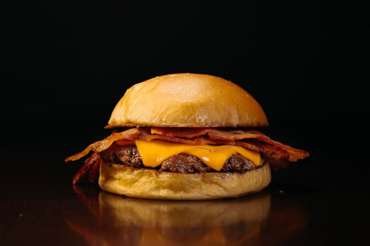 Hambúrguer com cheddar derretido e bacon crocante