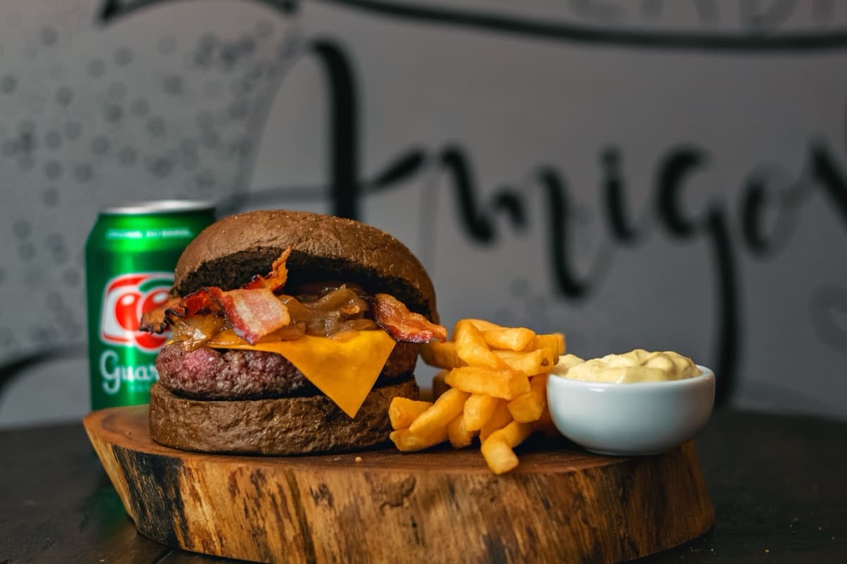 Combo com hambúrguer, batata frita e refrigerante