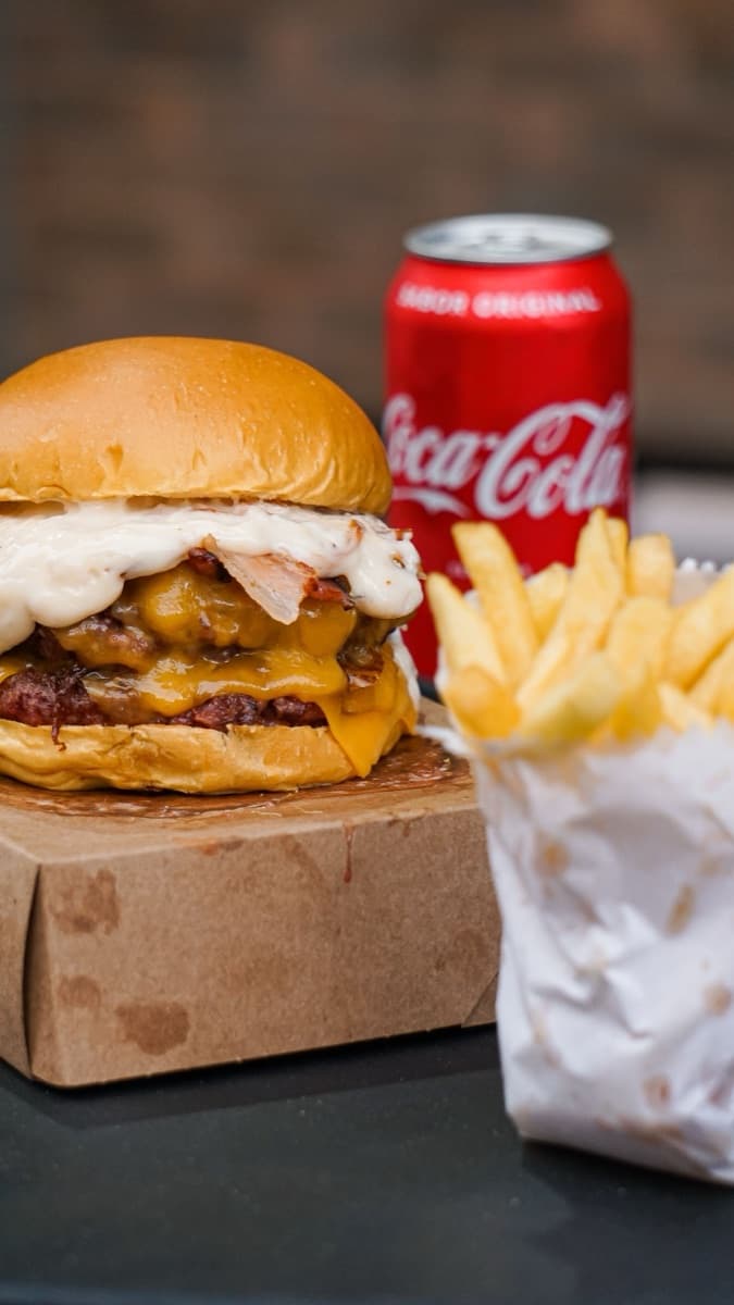 Combo com hambúrguer duplo, batata frita e bebida