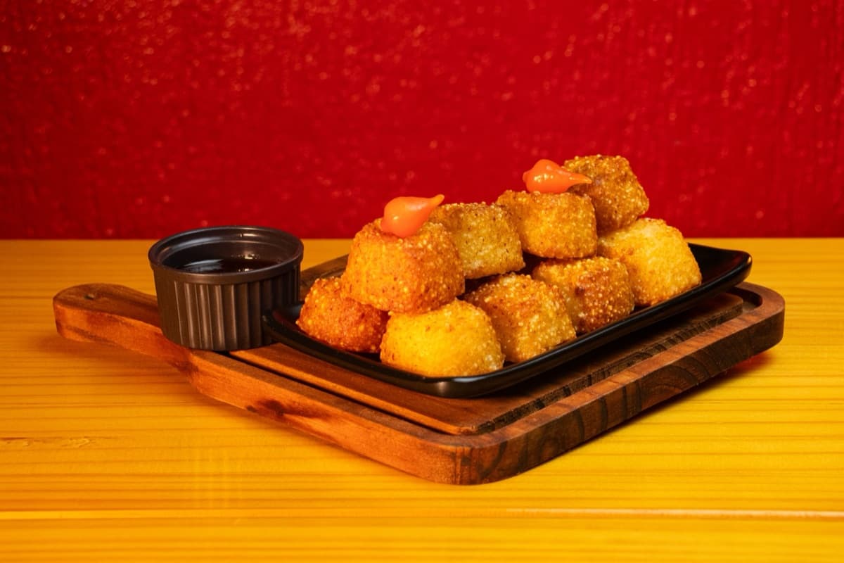 Cubos de dadinho de tapioca com geleia de pimenta