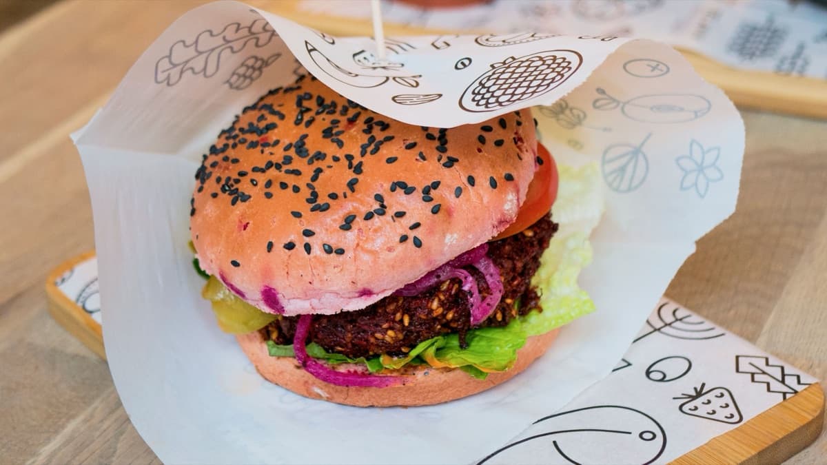 Hambúrguer vegetariano de grão-de-bico e beterraba